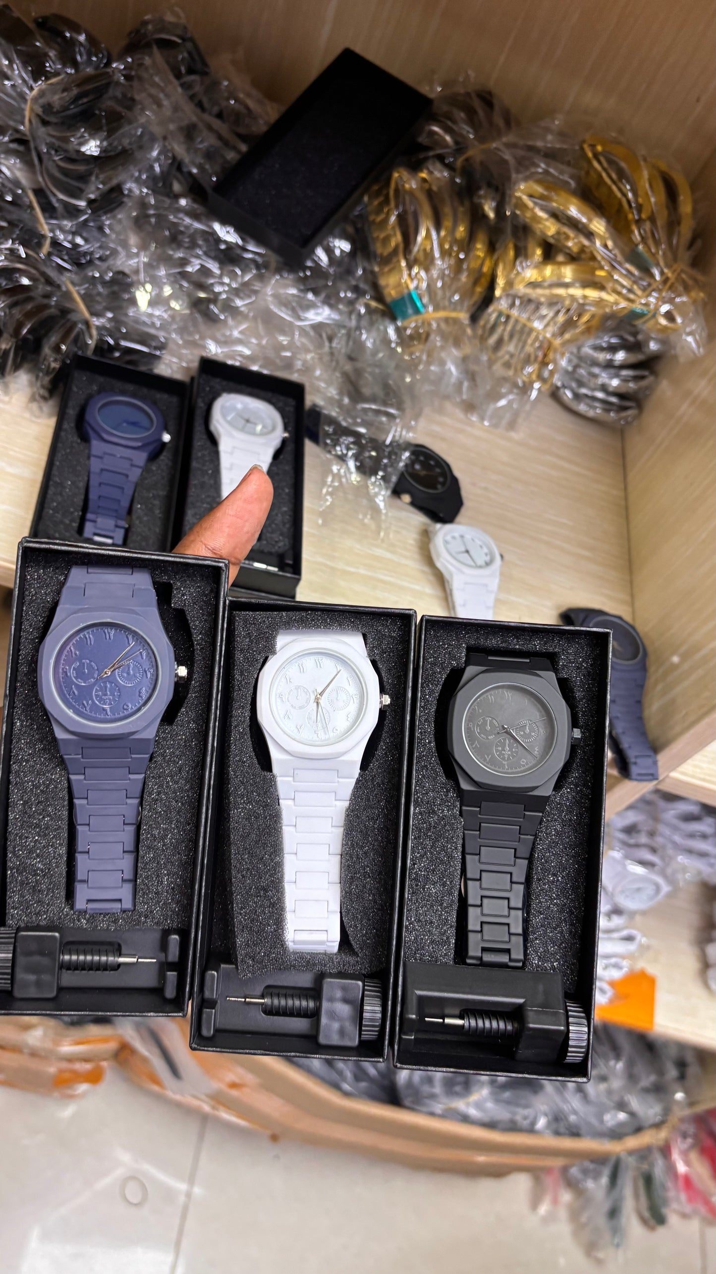 THE V WATCH (wholesale)